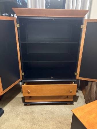 Armoire 20' W x 63' T