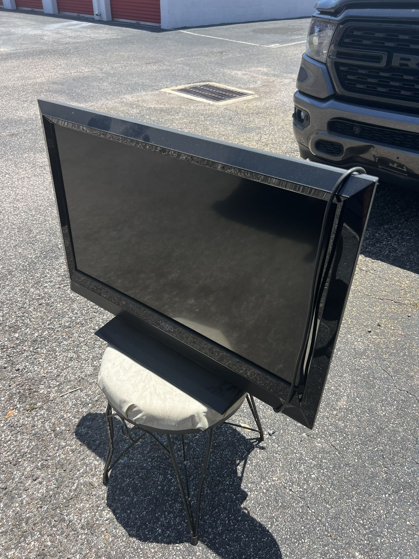 39” Vizio Tv With Stand And Remote