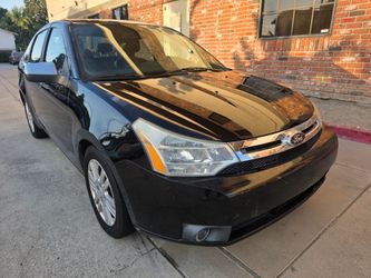 2011 Ford Focus SEL *** 118K LOW MILES *** *** GAS SAVER - 4 CYLINDER ***