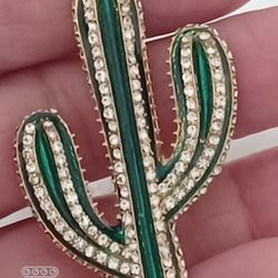 NEW- GOLD TONE GREEN ENAMELED SWAROVSKI CRYSTALS CATCUS PIN