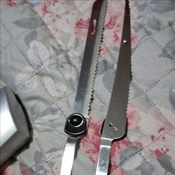 2 electric knifes cordless 6 blades and walmounts