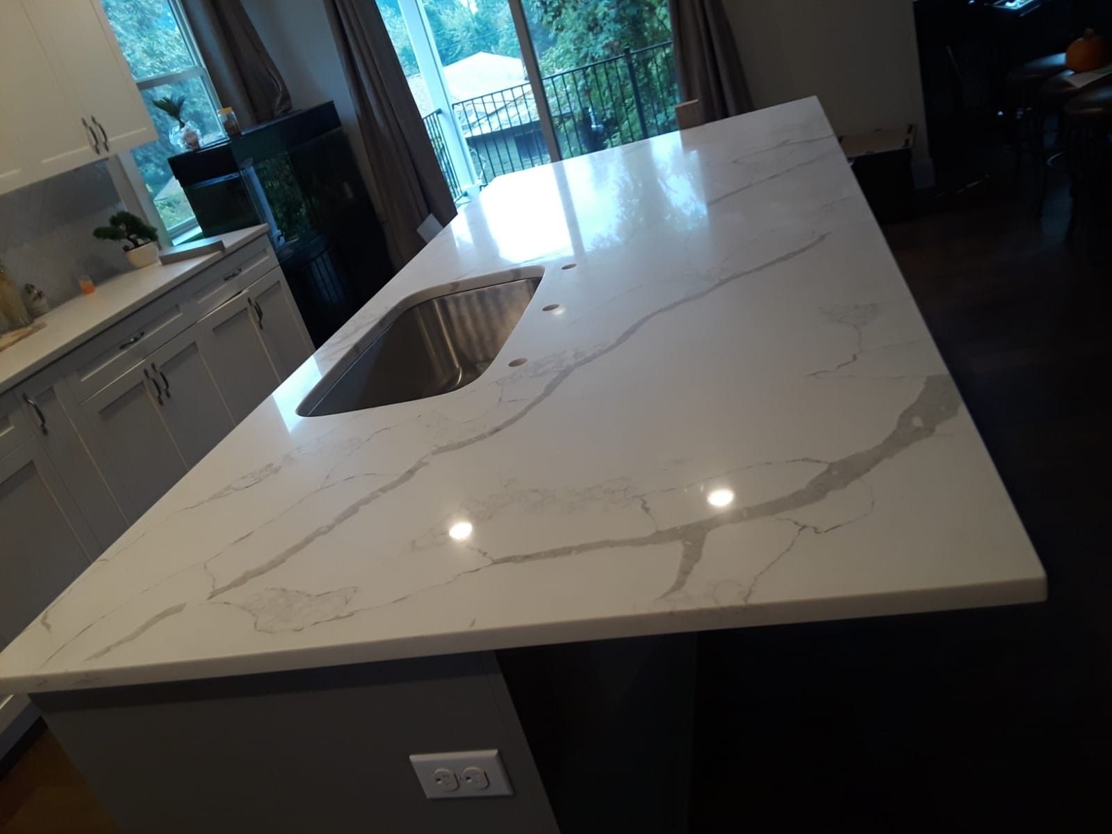 Quartz and granite countertops fabrication