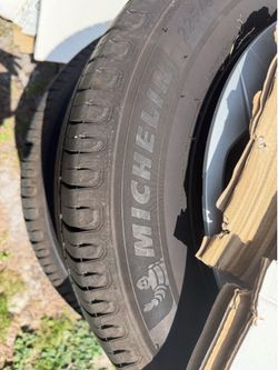 Tires  2000 miles Michelin  with hub caps and rims . Size 225/65/17 Ready to go