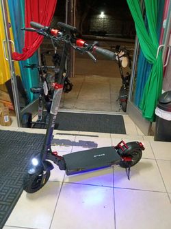 ENGWE Y600 830W Electric Scooter For Adults 28 MPH 44 Miles Range Folding Commuting Off Road E scooter with Double Braking System.
Turn lights.
Led he