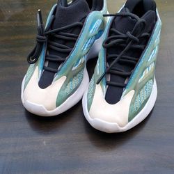 Yeezy 700 V3 Women's Size 6.5 Shoes NEW