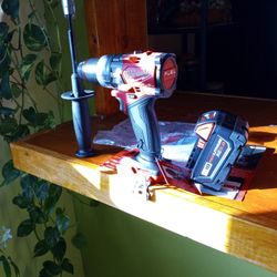 Milwaukee 18 V.   Fuel.  New Hammer Drill.  2 Speed Battery.  5.0 AH