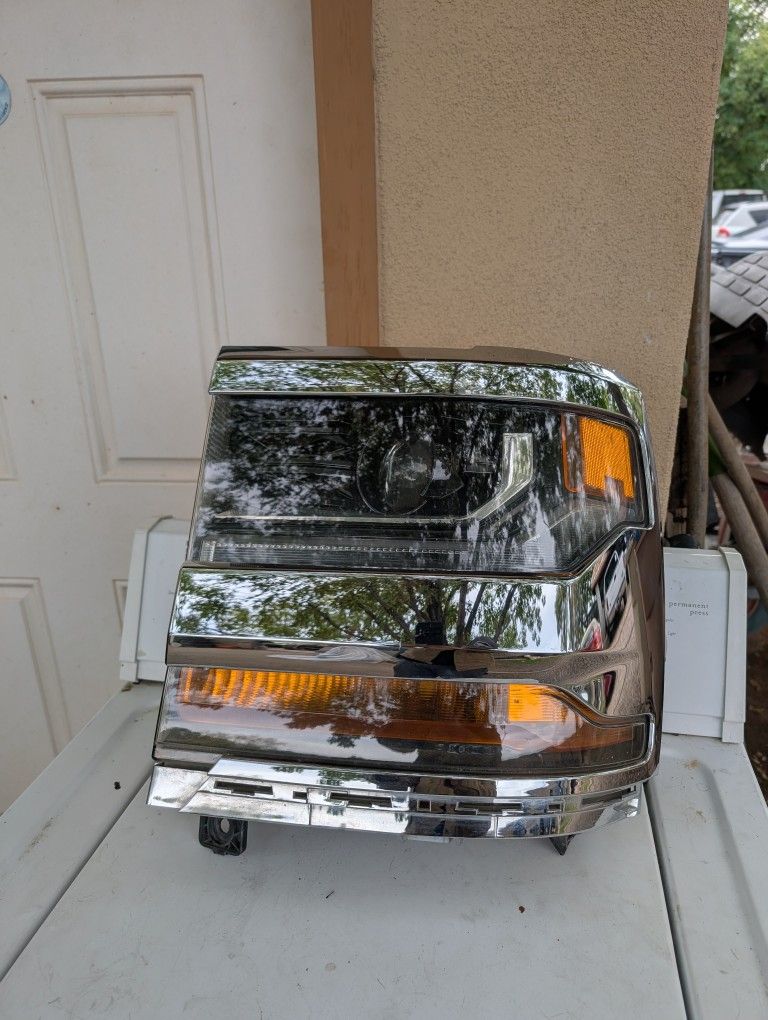 2016-2018 Chevrolet Silverado 1500 Left Headlight Chrome Bezel Hid Opt T4f OEM