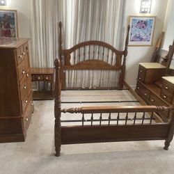 Vintage Vaughan Of Virginia 4pc Queen Four Post  Bedroom set  Set includes 4 Post Queen Bedframe,