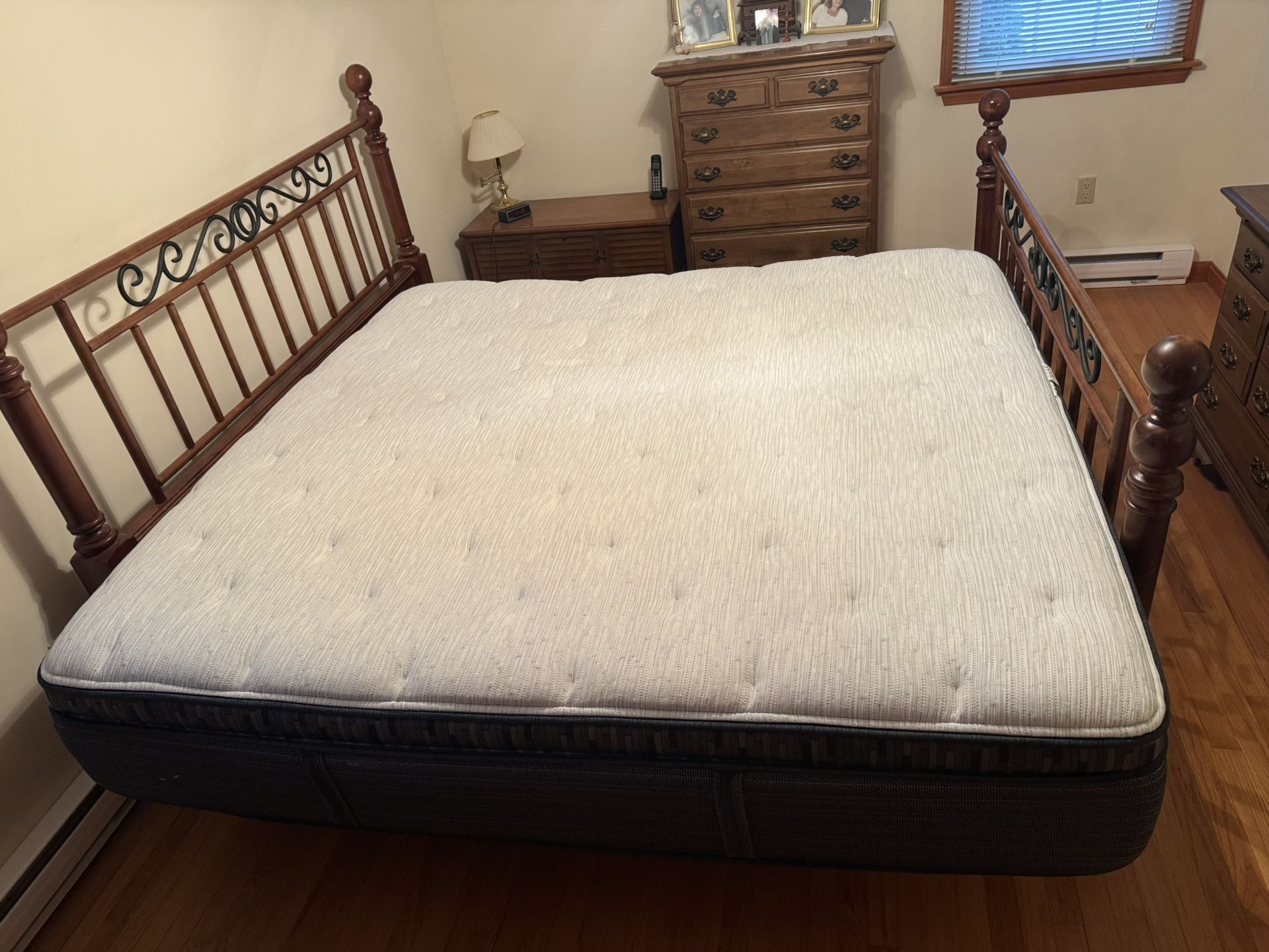 King size mattress ‼️‼️ Free Delivery 🚚