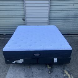 King Pillowtop bed with medal frame (Delivery available!)