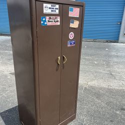 Vintage Brown Metal Garage Storage Cabinet Gym Locker Room Clothes Cabinet! Rust on inside bottom see pics.  27.5x20.5x64in