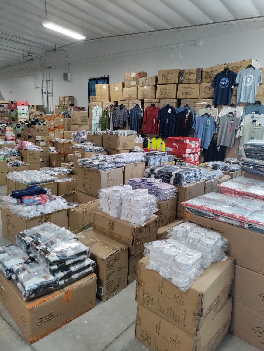 ROPA POR MAYOREO DOZENAS, CAJAS O PALLETS. PARA PRECIOS VISITE 2129 S WRIGHT ST SANTA ANA CA 92705. MARTES A VIERNES 9AM A 5:30PM