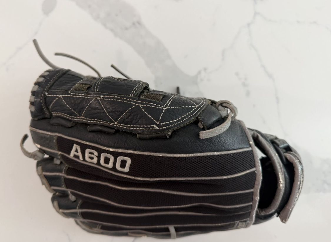 Wilson A600 12" RHT Baseball Glove Black / White Leather