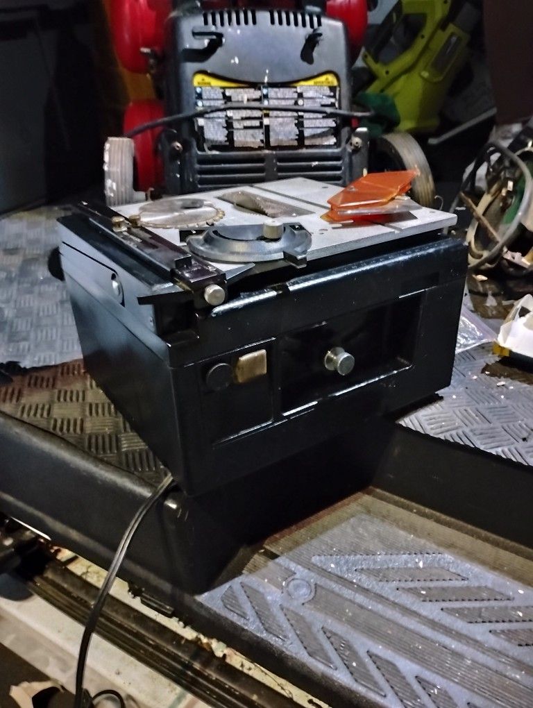 Miniature Table Saw W/Accessories