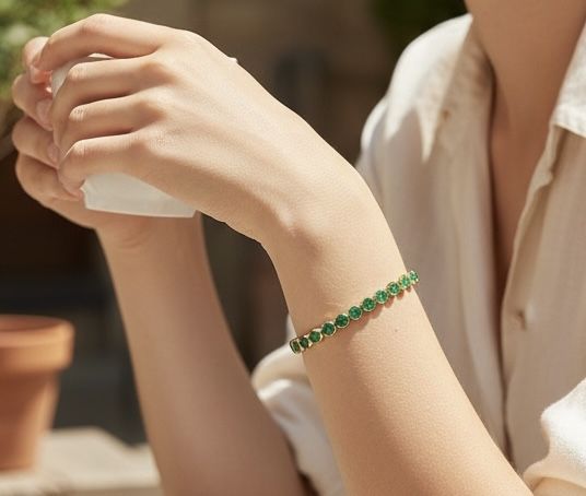 18k Gold Bracelet with natural Emeralds