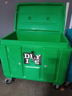 SE  RENTA    HIELERA  