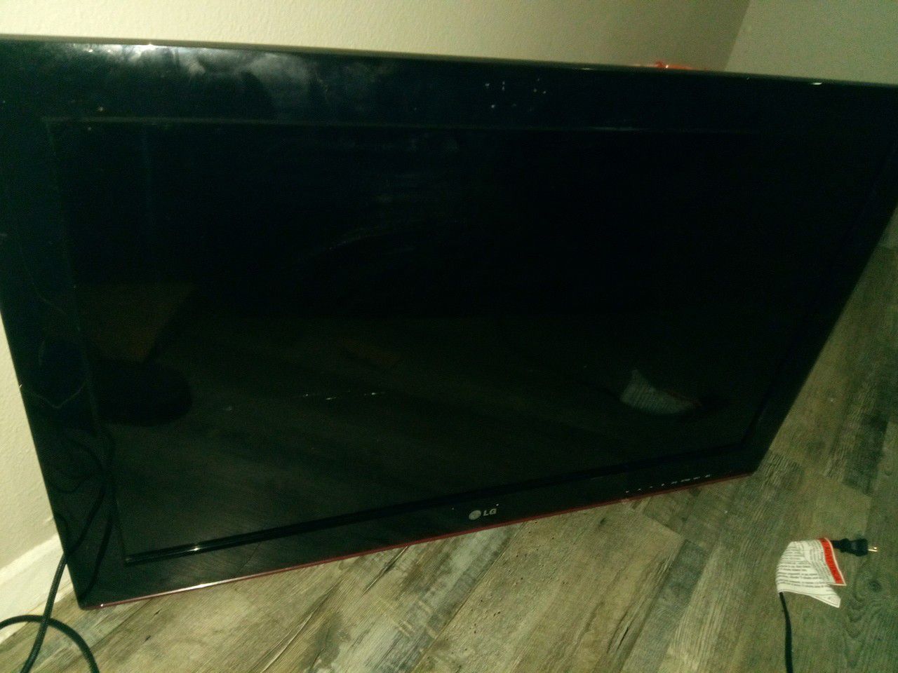 Lg 40 in flat screen with wall mounts attatched