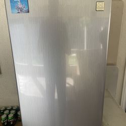 Daewoo 4.4 mini frigde