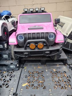 2 seater pink 4 wheel drive jeep