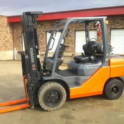 Toyota 6000 LB. Pneumatic 3 Tier Propane Forklift 
