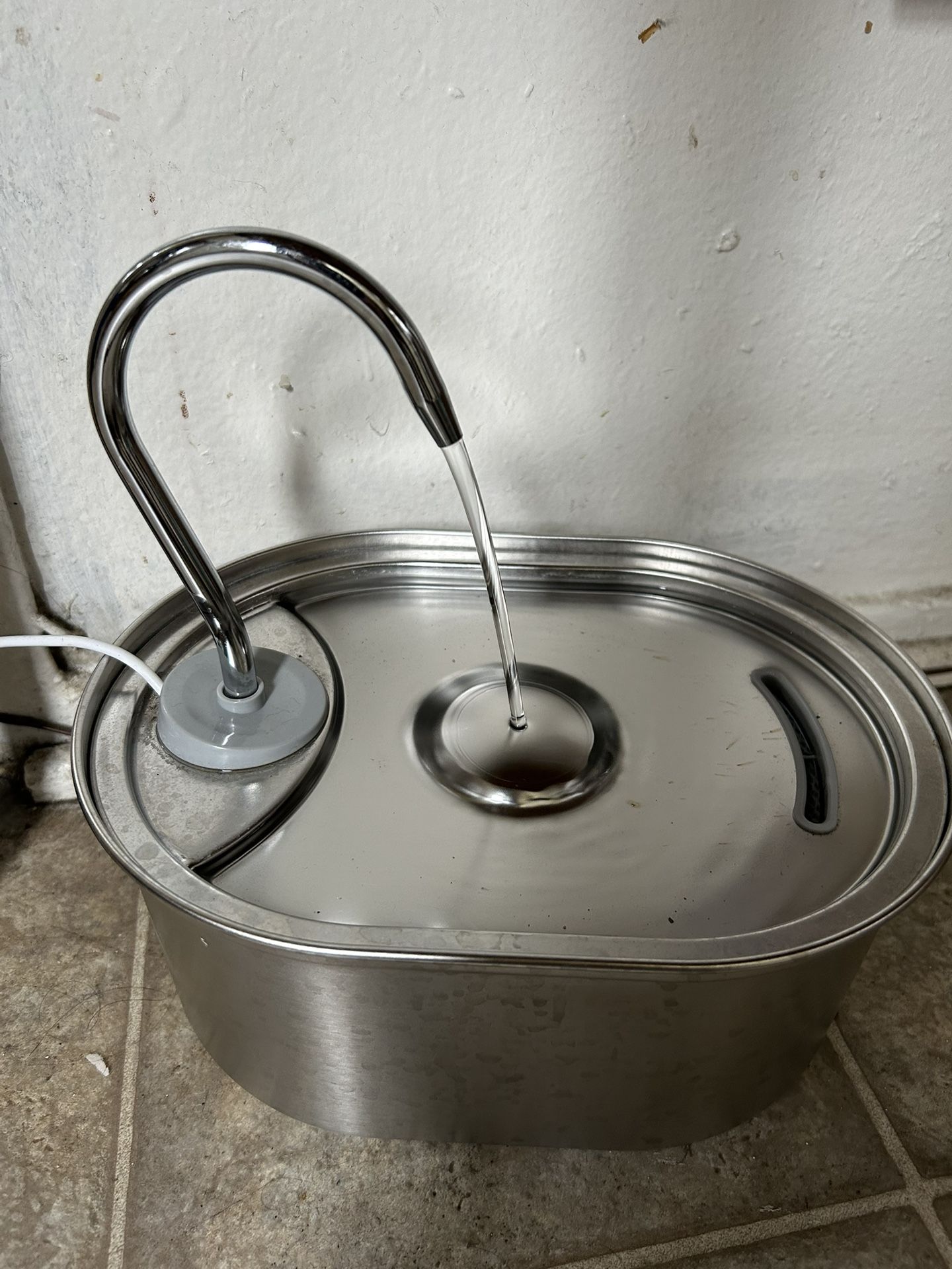 a pet drinking fountain. Fuente De Agua Para Mascotas