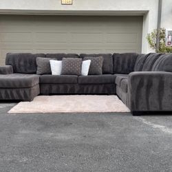 Huge Dark Grey Sectional Couch Sofa From Ashley Furniture In Excellent Condition - FREE DELIVERY 🚛