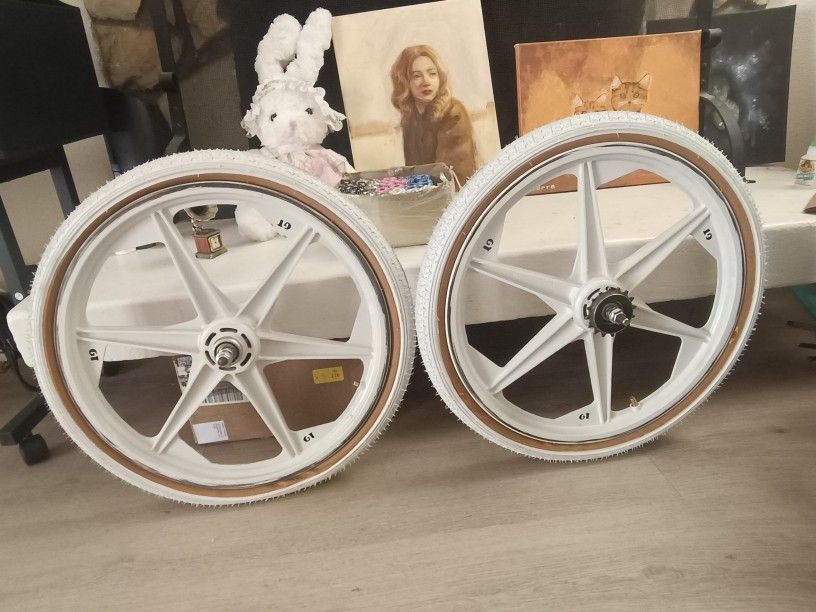 GT TOMAHAWKS AND TIRES