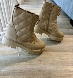 Women’s Leather Cream zip up boots! Size 8