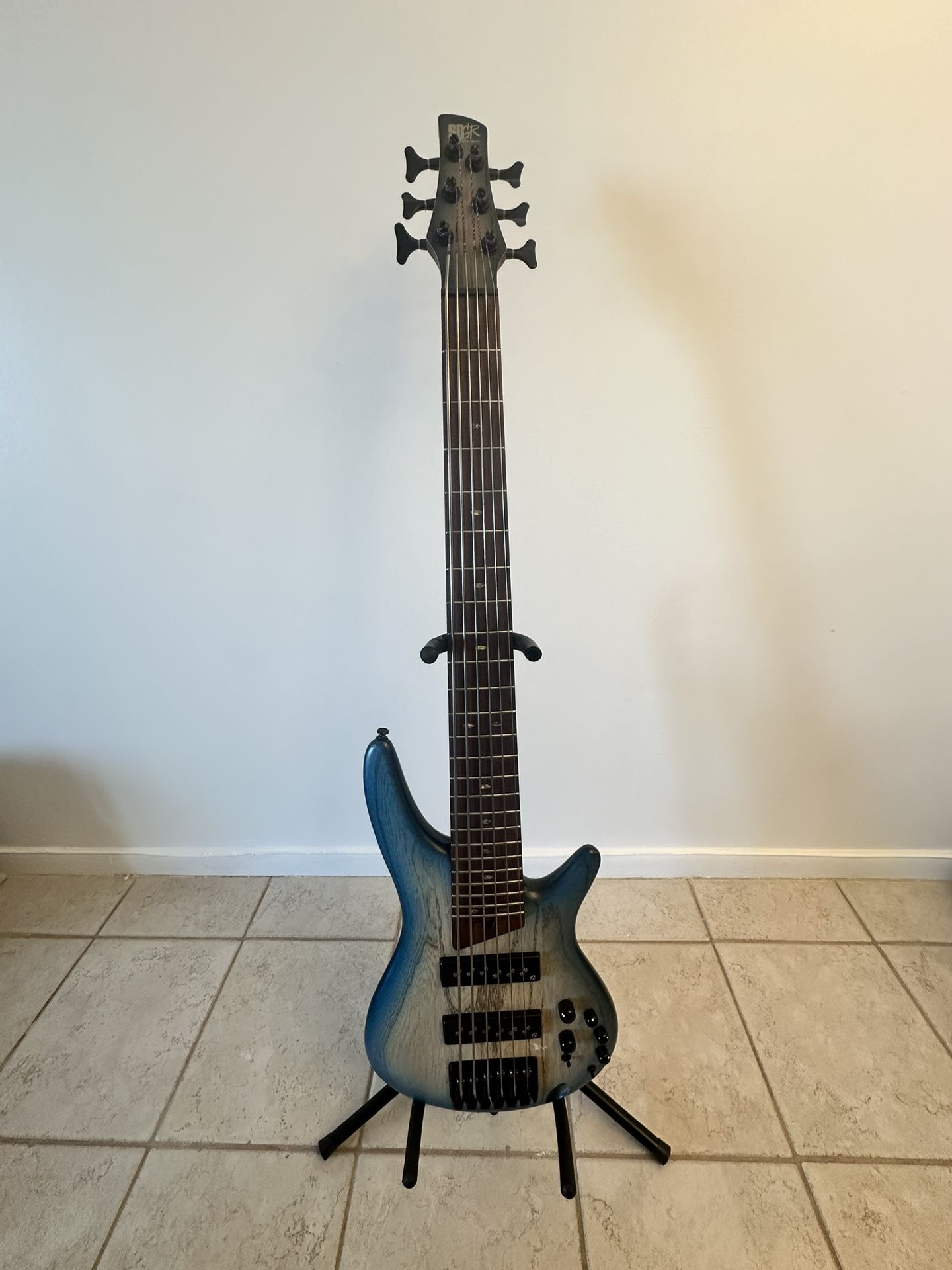 IBANEZw SR606E SIX STRING BASS GUITAR + HARD CASE AND STAND + 2 instrument Cables