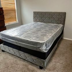 Estructura de cama de tamaño matrimonial con colchón y cabecero.