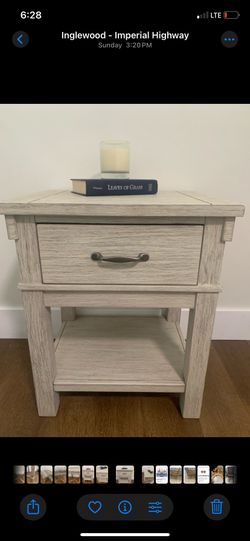 (1) nightstand like new in excellent condition
