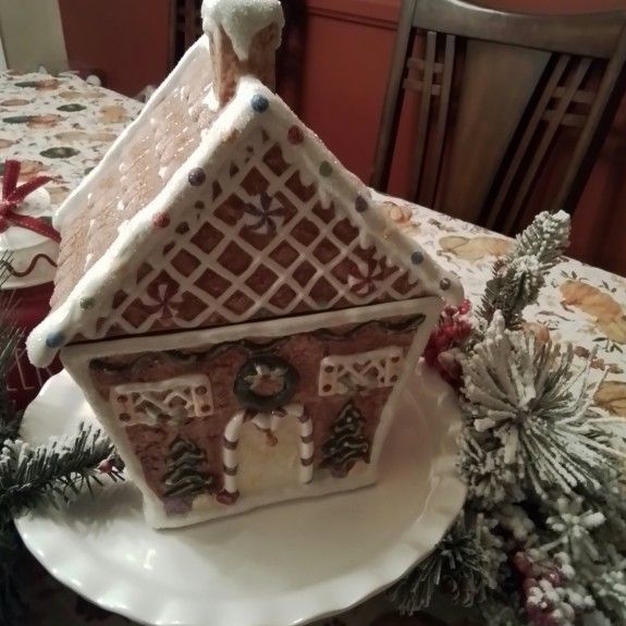 Christmas Princess House Exclusive Large Gingerbread House Cookie Jar