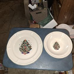 Decorative festive christmas tree serving bowl and platter. Set of 2.