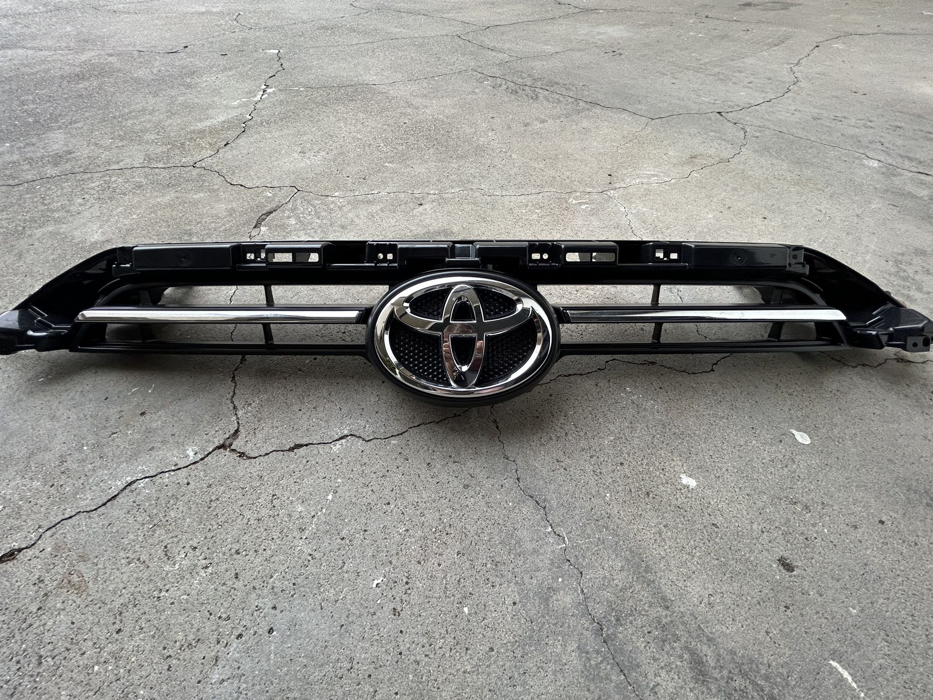 Toyota 4Runner OEM Grill Upper (Brand new)