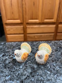 Ceramic Mini Chicken Ceramic pair of Salt and Pepper Shakers.  Size approximately 1 3/4 inches long and 1 1/2 inches tall.  Preowned never used
