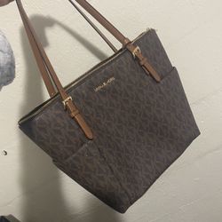 Brown Micheal Kors Purse . 