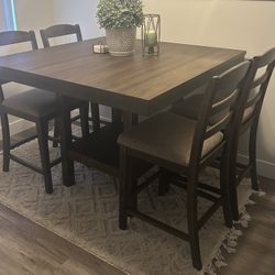 Living Spaces Dining Table (4 chairs) 