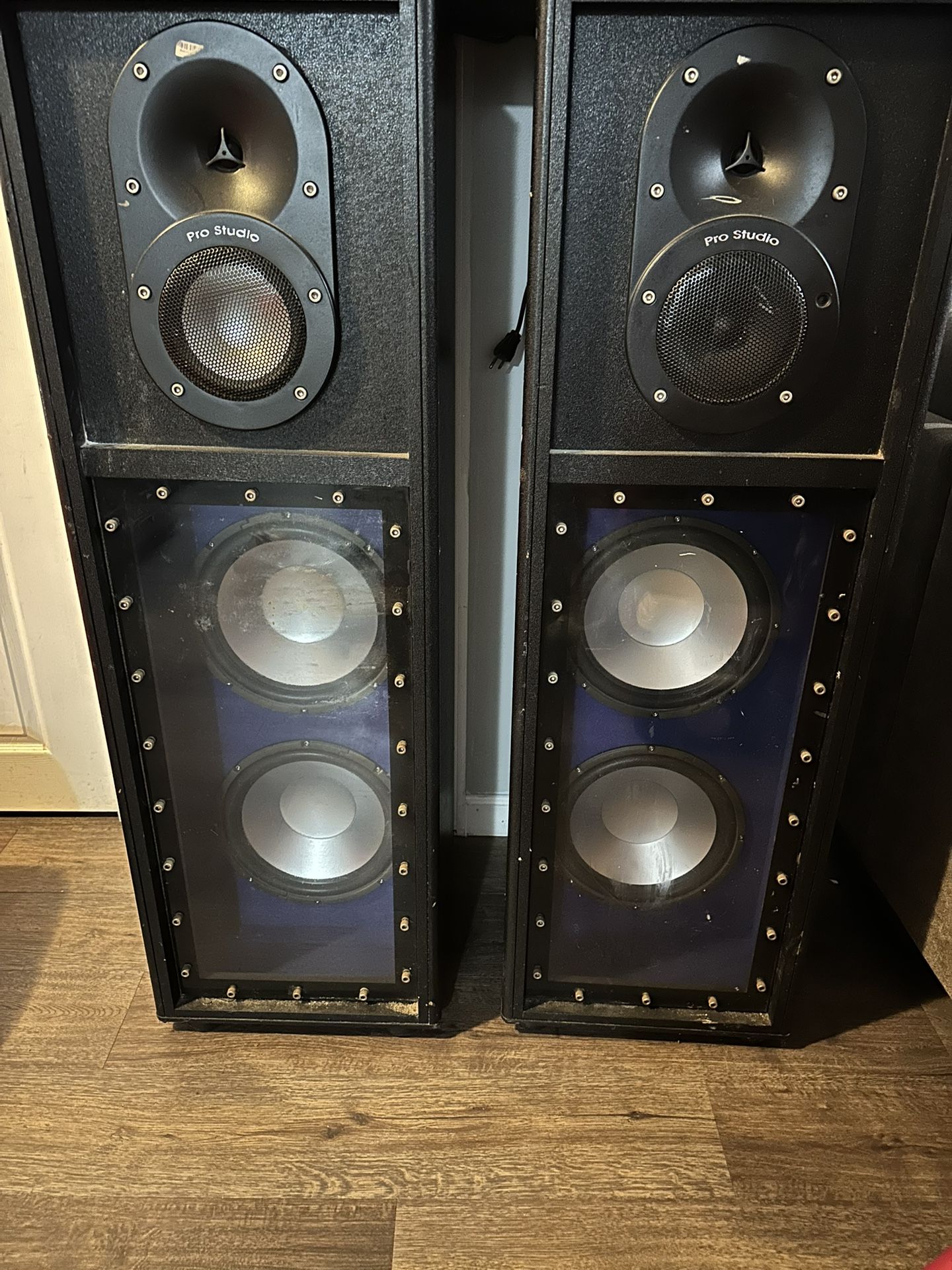 2 Pro Studio Speakers ( Used )