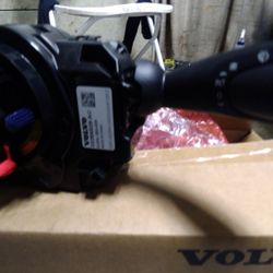 This item is a genuine Volvo combination switch assembly, designed for models such as the C40 Recharge and S60. 
Function: Integrates multiple control