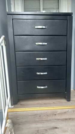 Black 5-Drawer Chest Dresser