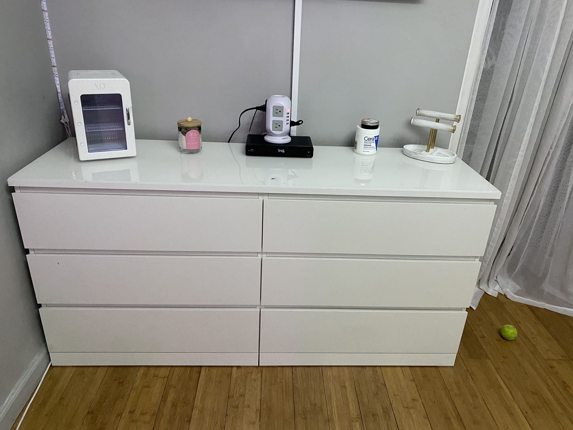 natuurpark Psychiatrie lelijk IKEA malm Dresser Great Condition Comes With Glass Top for Sale in Queens,  NY - OfferUp