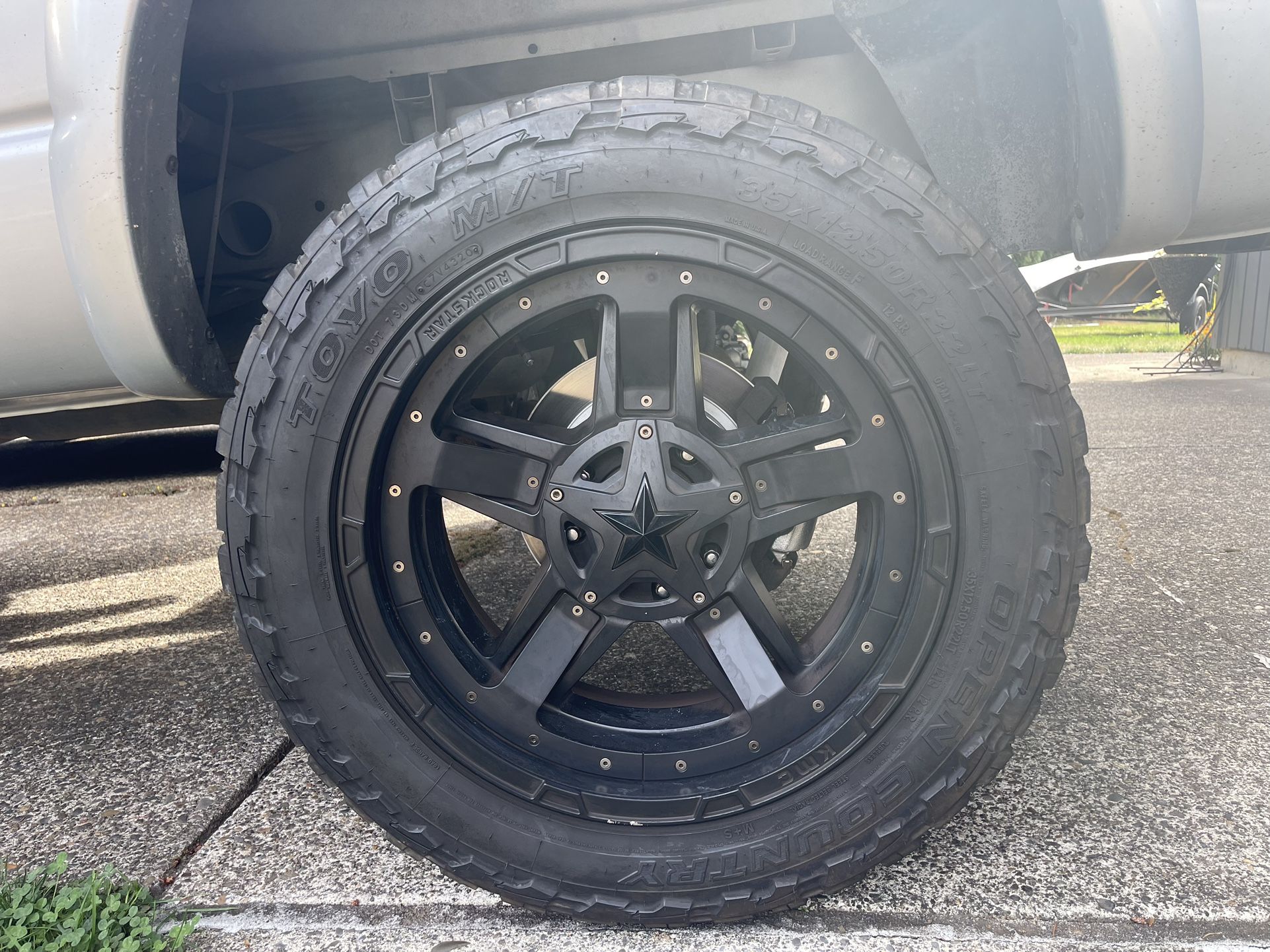 22” Rockstar Rims 8x165 Bolt Pattern 35x12.50R22 Tires