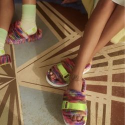 Size 7 Authentic UGG FLUFFITA PIXELATE PLATFORM SLIPPERS Size 7 New