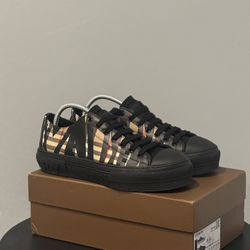 Burberry Men’s Shoe Size 10