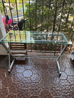 Modern Glass Top Computer Desk / Escritorio de Vidrio – $75 OBO