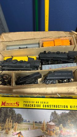 Vintage Lionel Trains And Accessories 