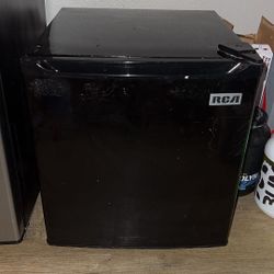 RCA Mini fridge 