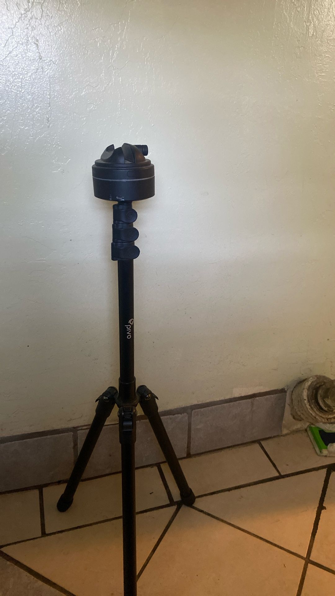 Pivo tripod Camera