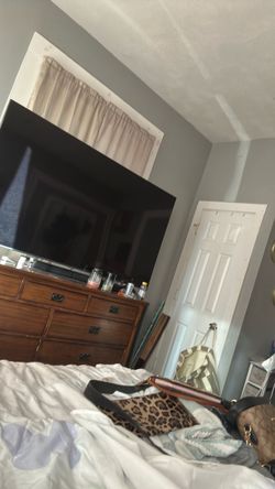 70” Samsung Smart tv with remote soundbar and sub
