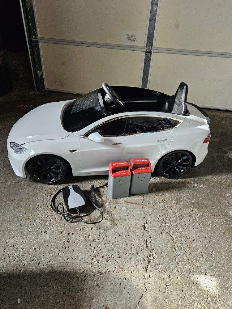 2021 Radio Flyer Tesla Model S for Kids, White